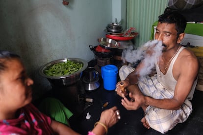 Una mujer fuma marihuana con su babu (novio) en su habitación del prostíbulo de Kandapara, en Tangail. 