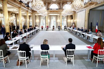 El presidente francés Emmanuel Macron, el primer ministro francés, Jean Castex, y los miembros del nuevo Gobierno asisten a su primer consejo de ministros, por en el Palacio del Elíseo en París.