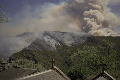 Avance de las llamas en la sierra de O Courel desde el cementerio de la aldea de Paradaseca.