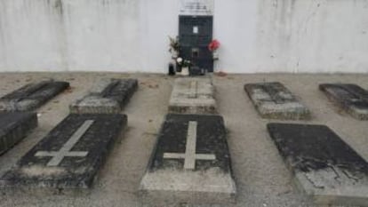 Tumba de Salazar (la más blanca), en el cementerio de Vimieiro.