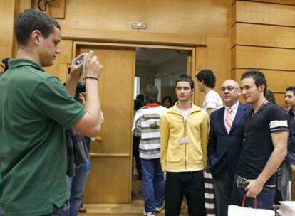Varios jóvenes participantes en la jornada de ayer del Senado se fotografían con el presidente, Javier Rojo.