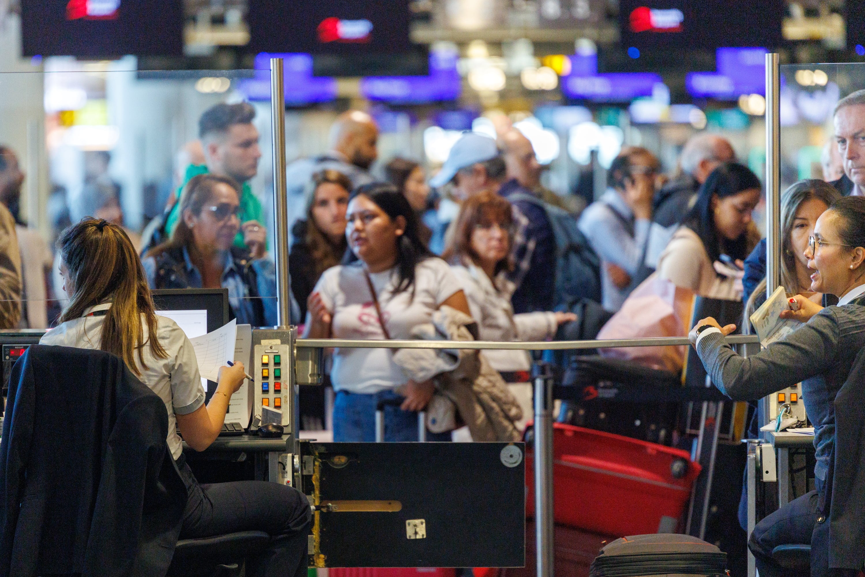Un grupo de personas a la espera de realizar la facturación manual en el aeropuerto de Bruselas.