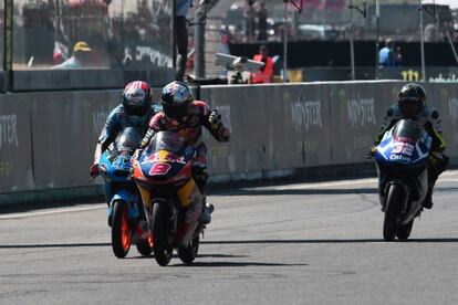 Miller cruza por delante de Rins e Isaac Viñales.