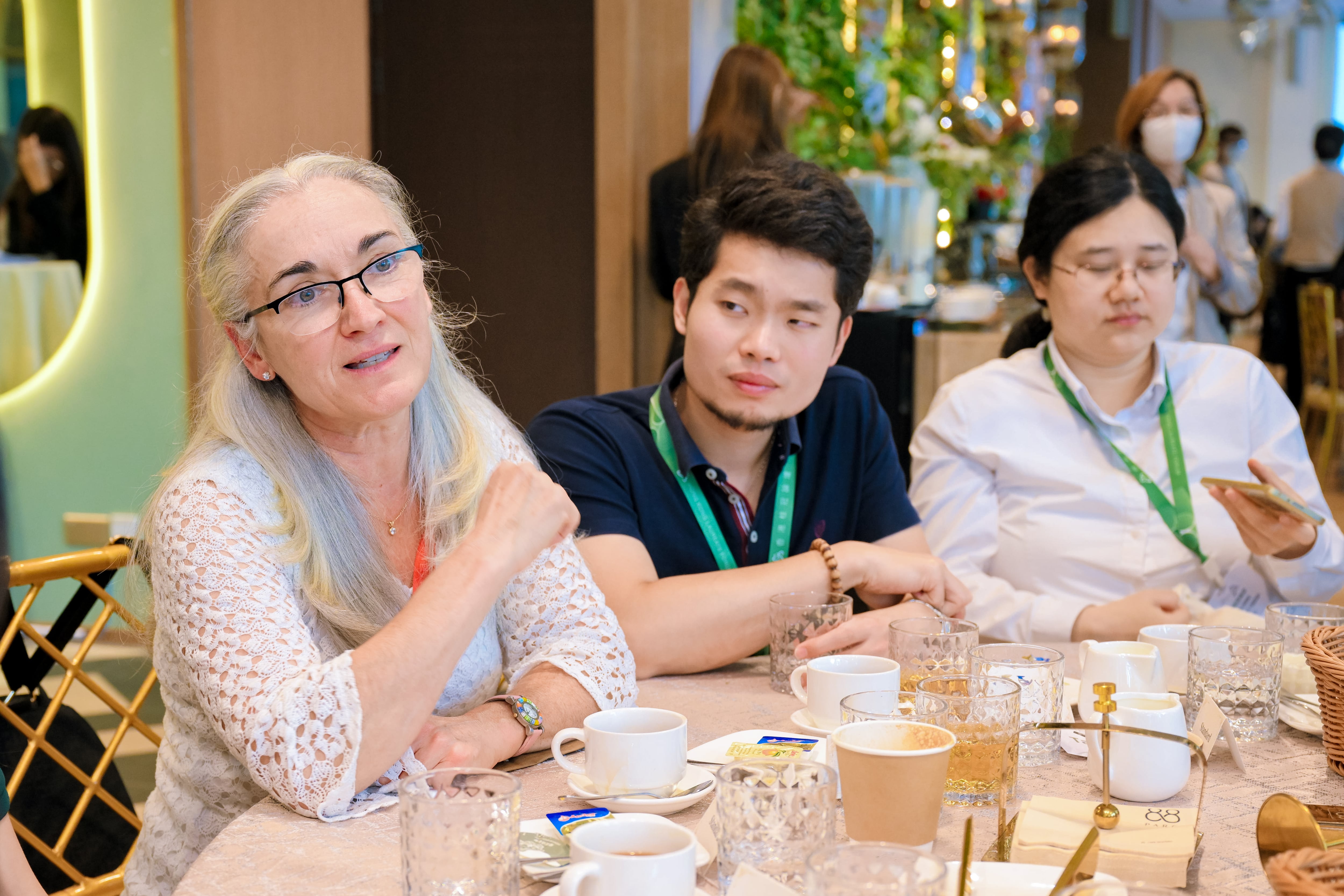 La biofísica española Eva Nogales, a la izquierda, durante un encuentro con jóvenes científicos en Hong Kong.