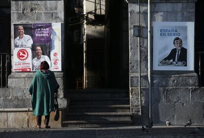 Propaganda electoral en la plaza del Ayuntamiento de Castro Urdiales (Cantabria).