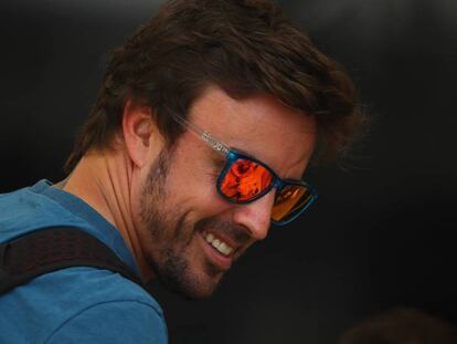Alonso, este jueves en el paddock de Barein.