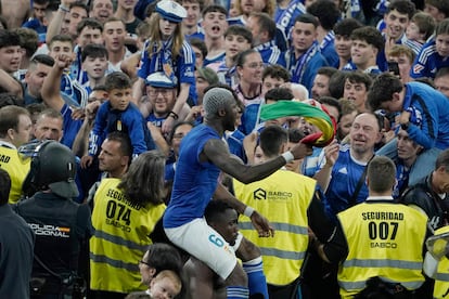 El centrocampista ghanés del Oviedo, Kwasi Sibo , celebra con la afición el ascenso a Primera División.