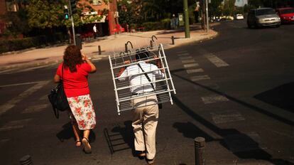 Dos vecinos de Puente de Vallecas, distrito que acumula el 10% de las rentas mínimas de inserción de toda la Comunidad de Madrid.