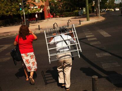 Dos vecinos del barrio de Entrevías (Madrid) en una imagen de archivo.