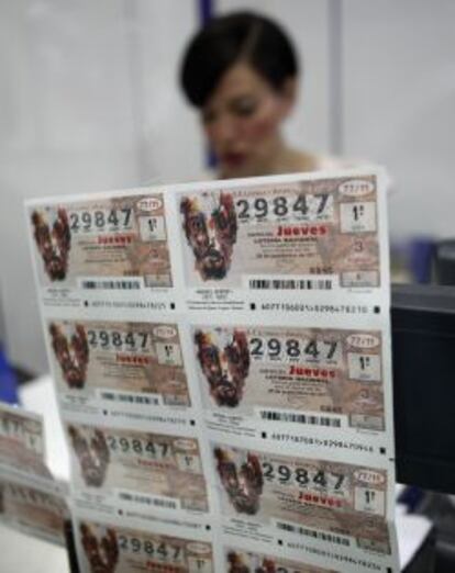 Venta de décimos en una oficina de lotería.