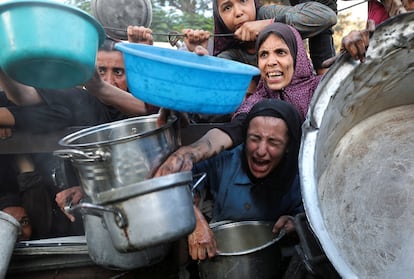 Palestinos a la espera de recibir alimentos de una ONG en Ciudad de Gaza, el 14 de julio.