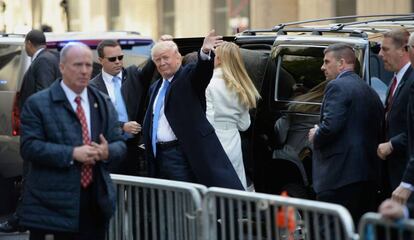 El candidat republicà, Donald Trump, es dirigeix a votar en un col·legi electoral de Nova York.