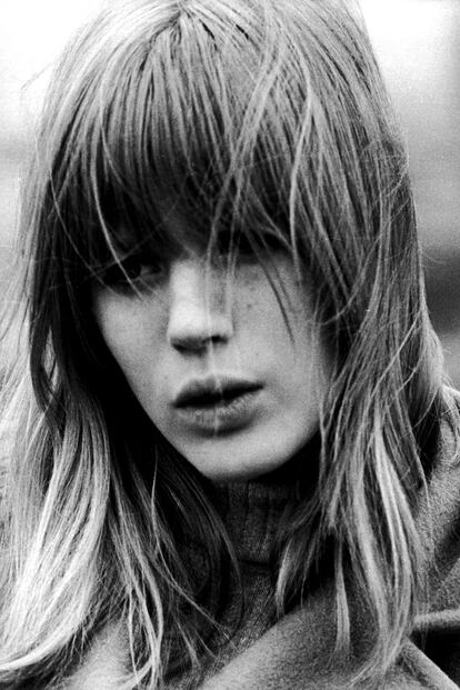 Extraños designios los del glamour y sus iconos. Marianne Faithfull llega viva a los 65 años, que cumple hoy, y de ella no se recuerdan los años oscuros en los que vivía en la calle debido a sus adicciones. Ni siquiera se piensa en la señora que es hoy y que, como cuenta The New York Times en esta reciente entrevista, viste de Chanel. Solo quedan, en forma de imágenes en la memoria de los más adultos pero también de fotos en los blogs o en los Tumblrs de moda de los jóvenes seducidos por su London chic, los años en los que era una belleza clásica y de herencia aristocrática, que acababa de dejar a su marido por Mick Jagger y que intentaba con todas sus fuerzas echarse a perder.