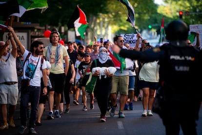 Manifestantes se reúnen en frente a la Ermita de San Antonio de la Florida.