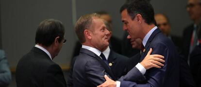 Pedro Sanchez saluda al presidente del Consejo Europeo Donald Tusk en la cumbre de ayer.