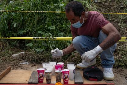 José Luis, a resident of the La Raquelito neighborhood, places an altar for those who died in the landslide on the night of September 16, 2024.