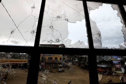Una ventana con agujeros de bala durante el asalto de las tropas del gobierno filipino contra los insurgentes del grupo de Maute en la ciudad de Marawi, Filipinas.