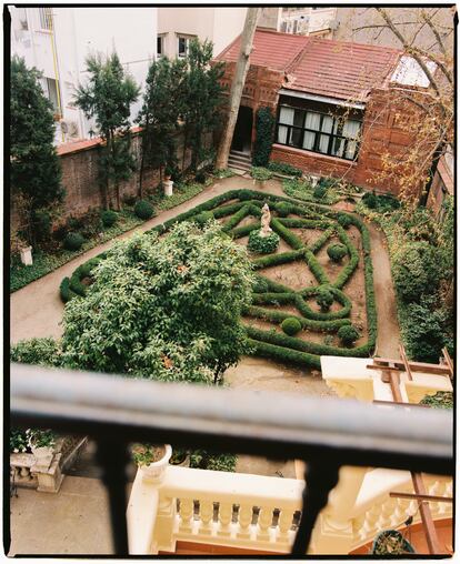 El jardín de estilo francés del edificio donde viven Várez y Taminiau.