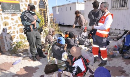 Guardia Civil y Cruz Roja atendiendo a algunos de los 45 inmigrantes llegados a Ceuta.