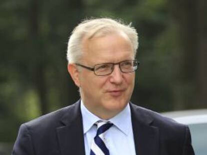 El comisario europeo de Asuntos Económicos, Olli Rehn, asiste a la reunión semanal del colegio de comisarios europeos celebrada ayer en Overeijs, cerca de Bruselas, Bélgica.