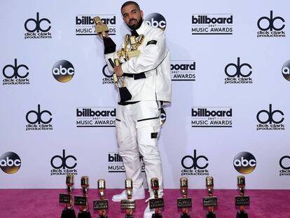El rapero Drake con las 13 estatuillas que ha ganado en los Premios Billboard.