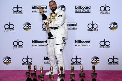 El rapero Drake con las 13 estatuillas que ha ganado en los Premios Billboard.