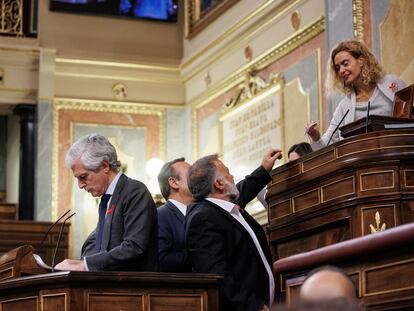 El diputado del PP y secretario cuarto de la Mesa del Congreso, Adolfo Suárez Illana, comunica que deja la política durante una sesión plenaria en el Congreso de los Diputados, este jueves.