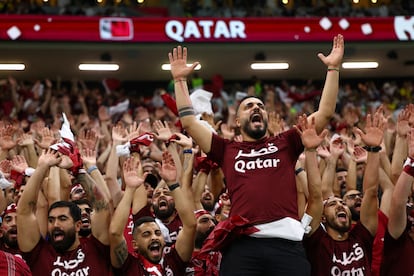 Seguidores de Qatar animan a su equipo durante el partido. 