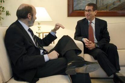 El ministro Pérez Rubalcaba (izquierda) y el embajador de EE UU, Alan D. Solomont.
