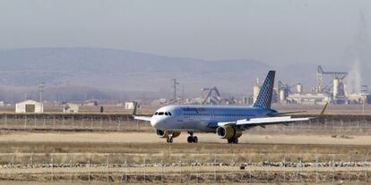 Un Airbus 320 de Vueling a su llegada al aeropuerto de Teruel. 