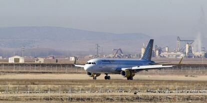 Un Airbus 320 de Vueling a su llegada al aeropuerto de Teruel.