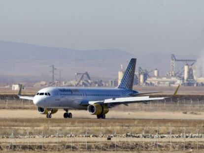 Un Airbus 320 de Vueling a su llegada al aeropuerto de Teruel. 