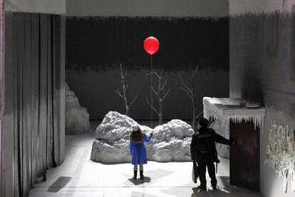 Una niña y Platón Kovaliov, ambos de espaldas, en la escena final de la ópera, que brinda el único y fugaz rayo de esperanza de una producción desasosegante.