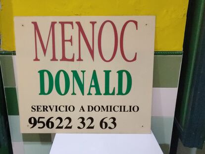 Antiguo cartel de la hamburguesería de Cádiz a la que McDonald's exigió cambiar el nombre, justo después de su retirada, en una imagen cedida por el negocio.