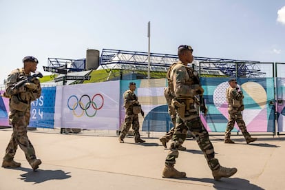 Las fuerzas armadas francesas caminan por el estadio de Bercy que acoge gimnasia artística, baloncesto y trampolín antes de los Juegos Olímpicos de París 2024 el 17 de julio de 2024. 