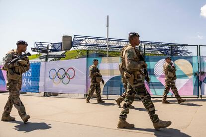 Las fuerzas armadas francesas caminan por el estadio de Bercy que acoge gimnasia artística, baloncesto y trampolín antes de los Juegos Olímpicos de París 2024 el 17 de julio de 2024.