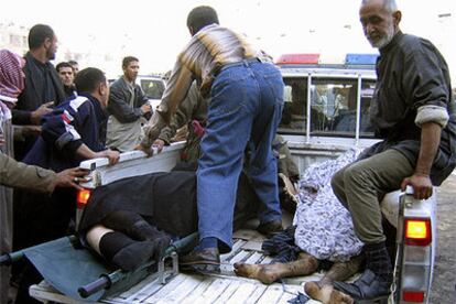 Varios cadáveres son cargados en el remolque de un todo terreno tras el atentado.
