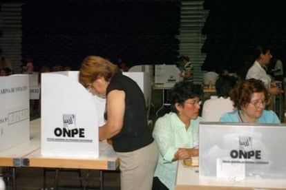 Vista parcial de las mesas electorales instaladas en el Palacio de los Deportes de Madrid, donde los peruanos residentes en la capital han podido votar para elegir al nuevo presidente de Perú.