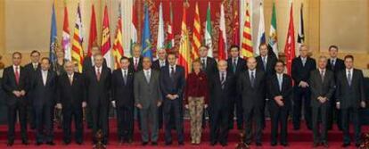 Todos los jefes de Ejecutivos autónomos, el presidente del Senado, el presidente del Gobierno y la vicepresidenta primera, durante la Conferencia de Presidentes.