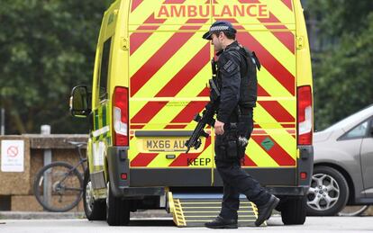 Miembros de la Policía patrullan los alrededores del hospital de Santo Tomás, cerca del Parlamento británico en Londres (Reino Unido) después de que un coche chocara contra las vallas del Parlamento.