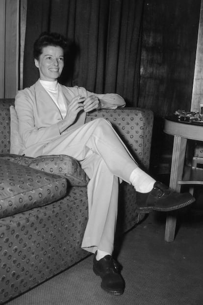 Katharine Hepburn. Así mezclaba al actriz los trajes de aires masculinos con zapatos con hebilla. En la imagen, en 1951.