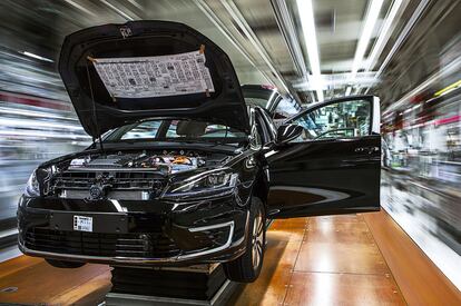 Línea de montaje del Volkswagen Golf en la fábrica de Wolfsburgo (Alemania). En la imagen, un GTE, un modelo híbrido con autonomía eléctrica de 50 kilómetros y 940 con combustible, una de las apuestas de futuro más firmes de la compañía germana.