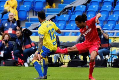 Un instante del partido entre Las Palmas y Getafe al que asistieron 4.624 espectadores en el estadio Gran Canaria.