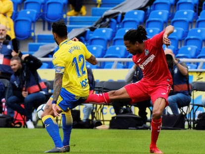 Un instante del partido entre Las Palmas y Getafe al que asistieron 4.624 espectadores en el estadio Gran Canaria.