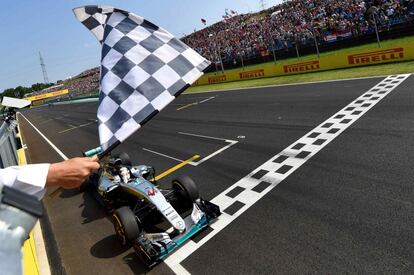 Hamilton cruza con su Mercedes bajo la bandera de cuadros en el Gran Premio de Hungría el 24 de julio.