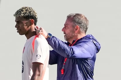 Lamine Yamal y Hansi Flick