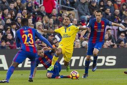 El centrocampista Jonathan Viera Ramos de Las Palmas (c) es presionado por los jugadores del Barcelona.