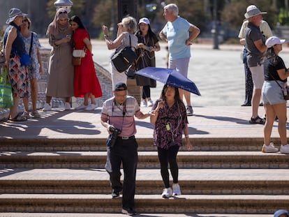 Turistas en la plaza de España de Sevilla, a finales de septiembre.