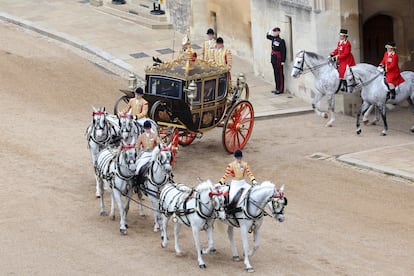 Los Trump, los reyes de Inglaterra y los príncipes de Gales han recorrido la finca de Windsor en una procesión en carruaje, escoltados por el Regimiento de Caballería Montada. 