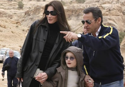 Nicolas Sarkozy junto a Carla Bruni y el hijo de la cantante, Aurélien, durante su visita a las ruinas de Petra en 2008.